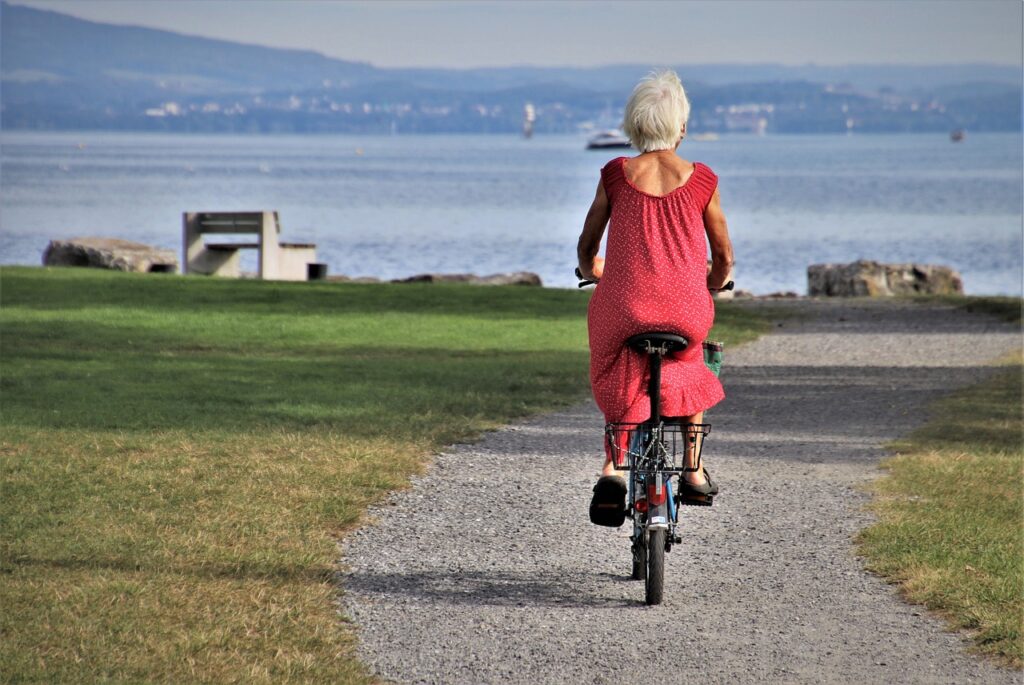 Voyage pour personne seule senior : conseils et idées inspirantes