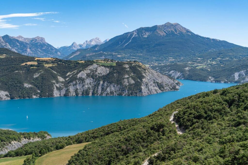 Pourquoi Serre-Ponçon séduit-il les amateurs de camping et de nature ?