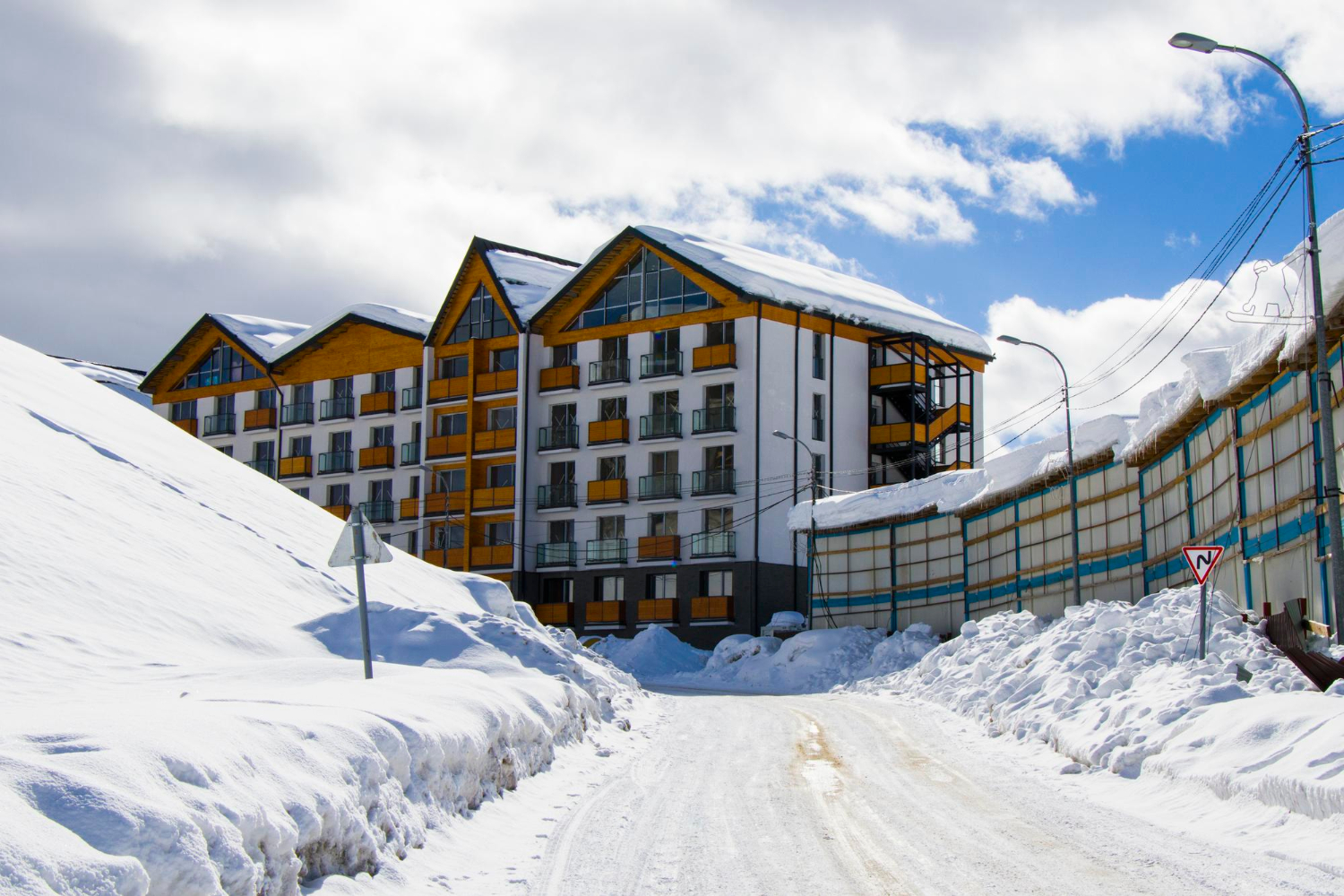 Hébergement au pied des pistes : comprendre l’impact réel sur une semaine de ski 3 Station de ski, montagnes enneigées et auberges auprès des pistes