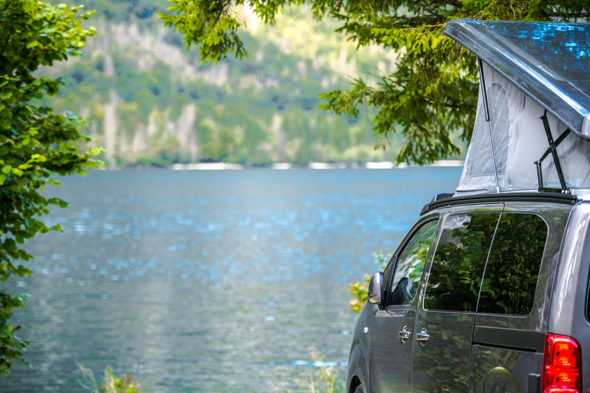 Séjour en camping-car à Troyes la Champagne : itinéraire, conseils et découvertes 3 Camping-car blanc garé sur un parking arboré près de maisons à colombages à Troyes la Champagne