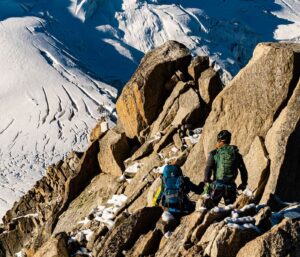 Matériel alpinisme : les 10 équipements essentiels
